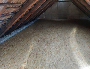 Zateplení stropu patrového rodinného domu pomocí foukané izolace